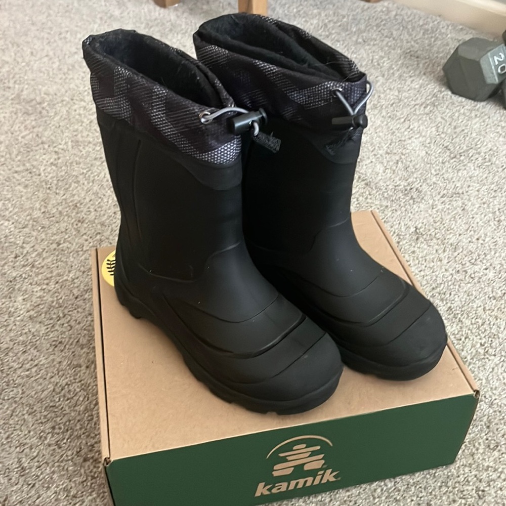 LIKE NEW!! only worn 2x!! 
Kamik snow boots - black youth 5